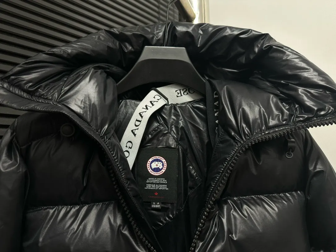 P780 [𝘾𝘼𝙉𝘼𝘿𝘼 𝙂𝙊𝙊𝙎𝙀] Canada Goose's limited new Crofton puff down jacket, top version, ceiling level Crofton soft loaf, 2024 latest style, cold protection effect up to level 4, using recycled Feather-Light tear-resistant fabric, ultra-light, no weight on the upper body at all! The unique black label highlights your temperament‼ ️ Canada Goose, a Canadian brand, has always been recognized as the warmest down jacket. Various Instagram celebrities, Internet celebrities, and celebrities often wear it for street photos. I make Canada Goose every year, but I still can't get rid of my love for it. No matter how cold the days are, there is no need to be afraid, because there is! Filled with 90% white duck down, it is the legendary warmest down jacket and is known as a must-have for Arctic outdoor sports! The most popular down jacket in the world, celebrities are rushing to buy it, it is a must-have!  Size: S~XXL
